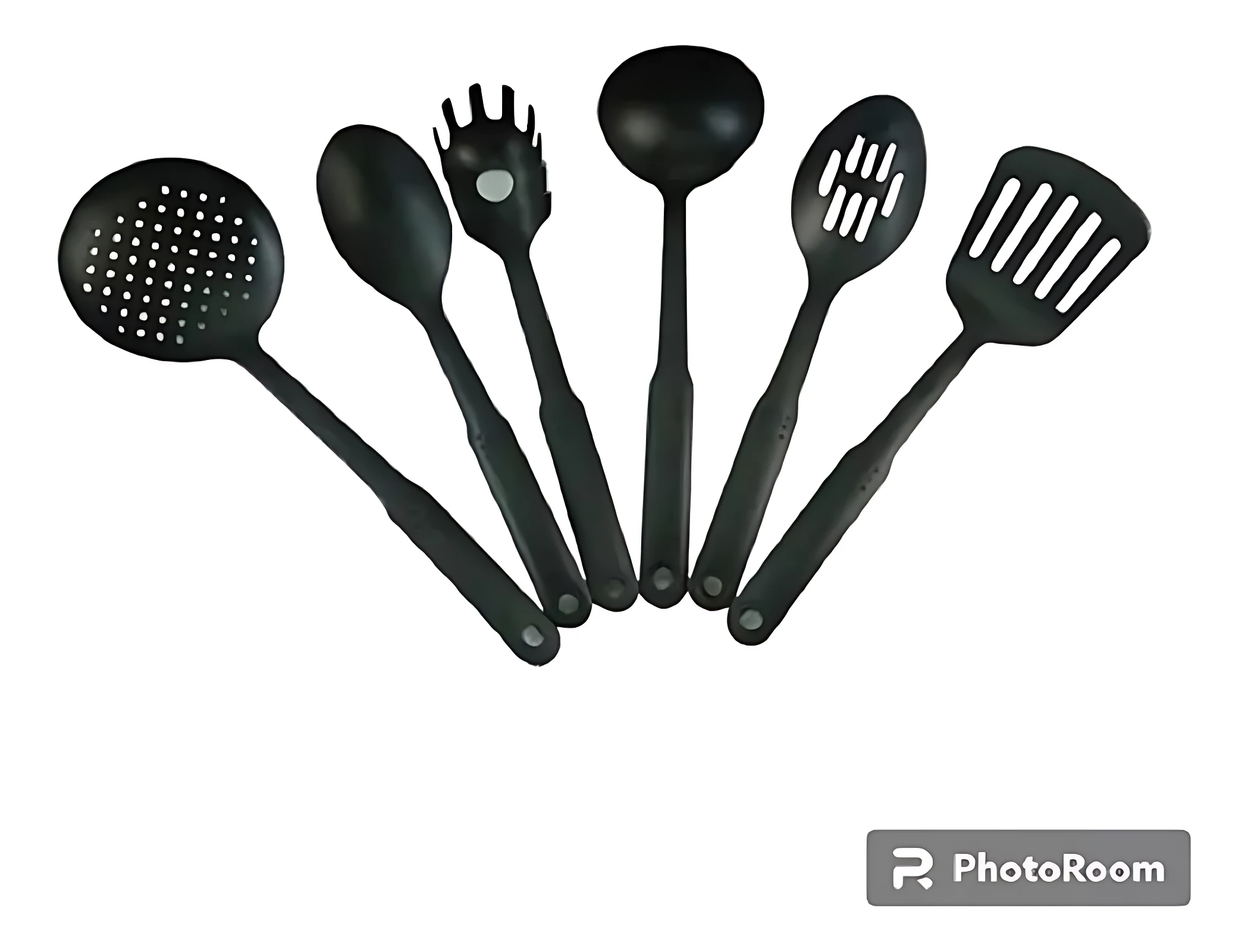 Juego de utensilios de cocina negros con mango largo, incluye espátula, cuchara, colador y tenedor para servir.