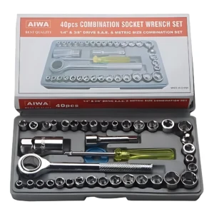Juego de llaves combinadas AIWA de 40 piezas, con soportes métricos e imperiales, organizadas en caja abierta mostrando ratchets, brocas y destornillador amarillo.