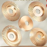 Cinco discos desbaste de madera en color dorado, con textura de carburo de tungsteno y perforación central, dispuestos en ángulo sobre fondo claro.