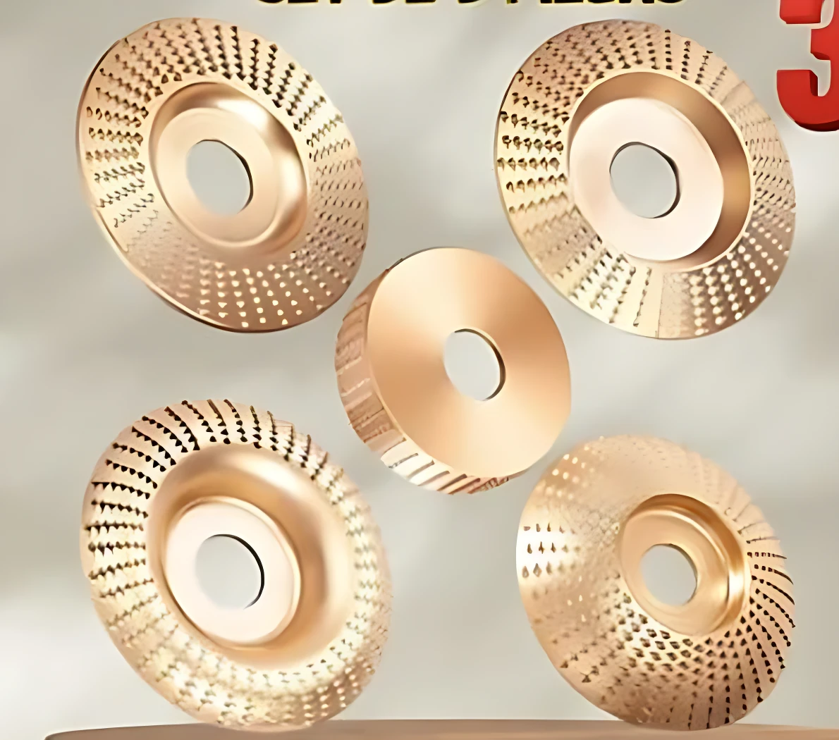 Cinco discos desbaste de madera en color dorado, con textura de carburo de tungsteno y perforación central, dispuestos en ángulo sobre fondo claro.