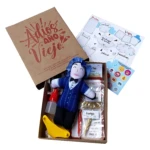 Kit de despedida del año viejo con muñeco azul, hojas de trabajo, pegatinas y accesorios en caja de cartón marrón.