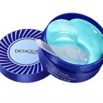 Contenedor azul abierto con parches oculares de gel en forma de corazón, tapa lateral con diseño de rayas y logotipo BIOAQUA visible.