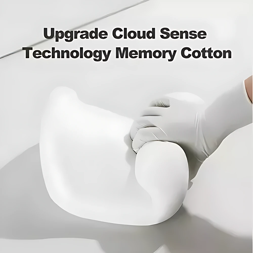 Almohada ergonómica blanca de espuma viscoelástica, siendo presionada por mano con guante blanco, mostrando su textura suave y adaptabilidad.