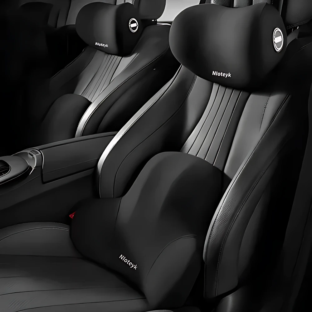 Kit de almohadas ergonómicas Nlotey en color negro, con soporte para cuello y lumbar, instaladas en asientos de coche.