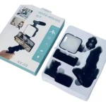Kit de grabación con micrófono y luz LED, modelo AY-49. Incluye soporte flexible, micrófono externo, luz LED y accesorios en caja blanca con moldes de espuma.