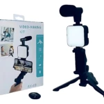 Kit de grabación con micrófono y luz LED, modelo AY-49, en caja blanca y accesorios desmontados sobre fondo blanco. Incluye trípode, soporte para celular, micrófono y panel de iluminación.
