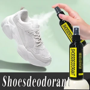 Zapatilla blanca de estilo chunky con malla y suela gruesa, siendo rociada por un desodorante para calzado en presentación negra con etiqueta amarilla.