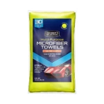 Paquete de 30 toallas de microfibra amarillas para limpieza de autos, ultra suaves y libres de pelusa, con de auto rojo brillante en la etiqueta.