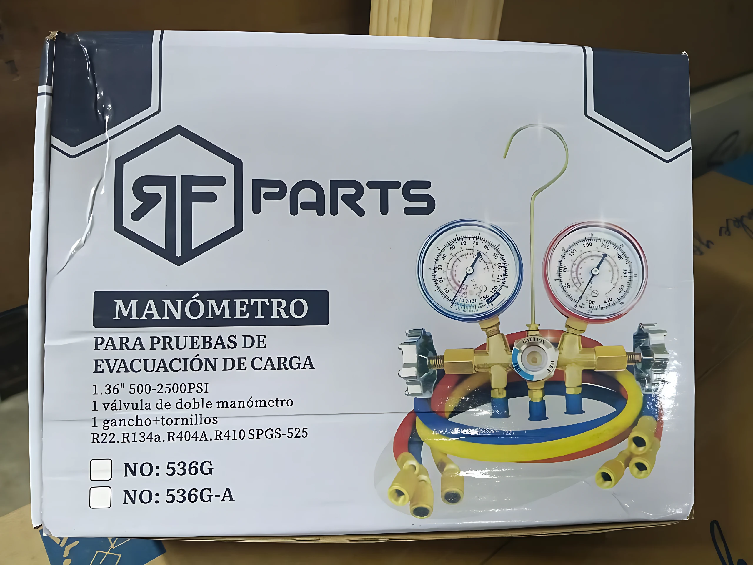 Caja del kit de manómetros RF Parts para pruebas de carga y evacuación, con dos medidores, válvula doble, gancho y mangueras en colores amarillo, azul y rojo.