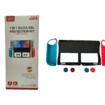 Kit protector silicona para Nintendo Switch OLED, mostrando caja con y accesorios desmontados: marco negro, dos gomas laterales azul y rojo, y tres tapas de botón en azul, rojo y negro.