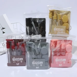 Set de tres organizadores transparentes para líquidos de viaje, en colores rojo, negro, gris y rosa, con tapas y etiquetas que indican TRAVEL.