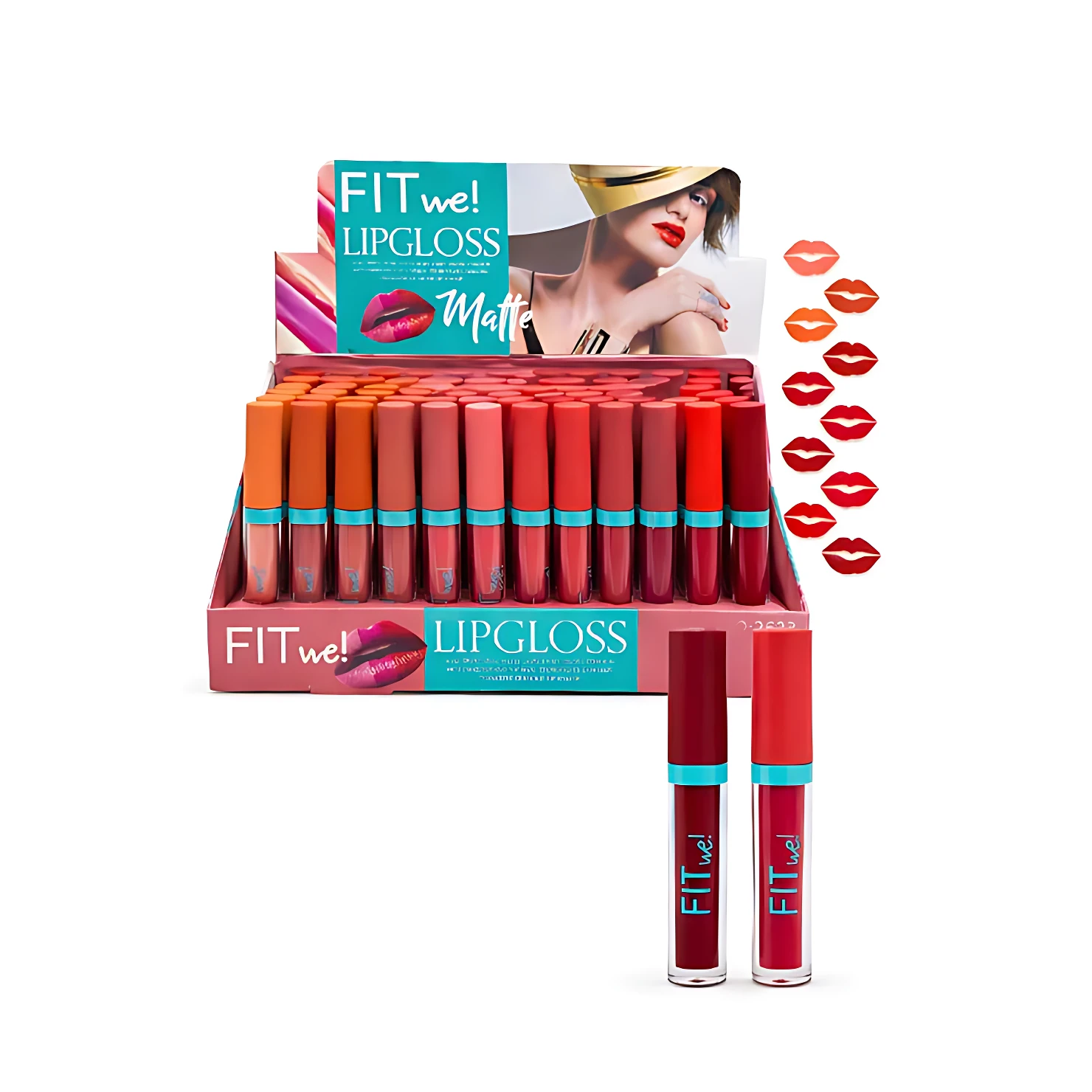 Pack de tres labiales líquidos mate Fit We en tonos rojos, naranjas y rosados, con aplicador tipo pincel y caja de exhibición que muestra variedad de colores y labios modelados.