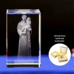 Lámpara cubo de cristal con grabado 3D de San Judas Tadeo sosteniendo a un niño, base luminosa multicolor incluida.