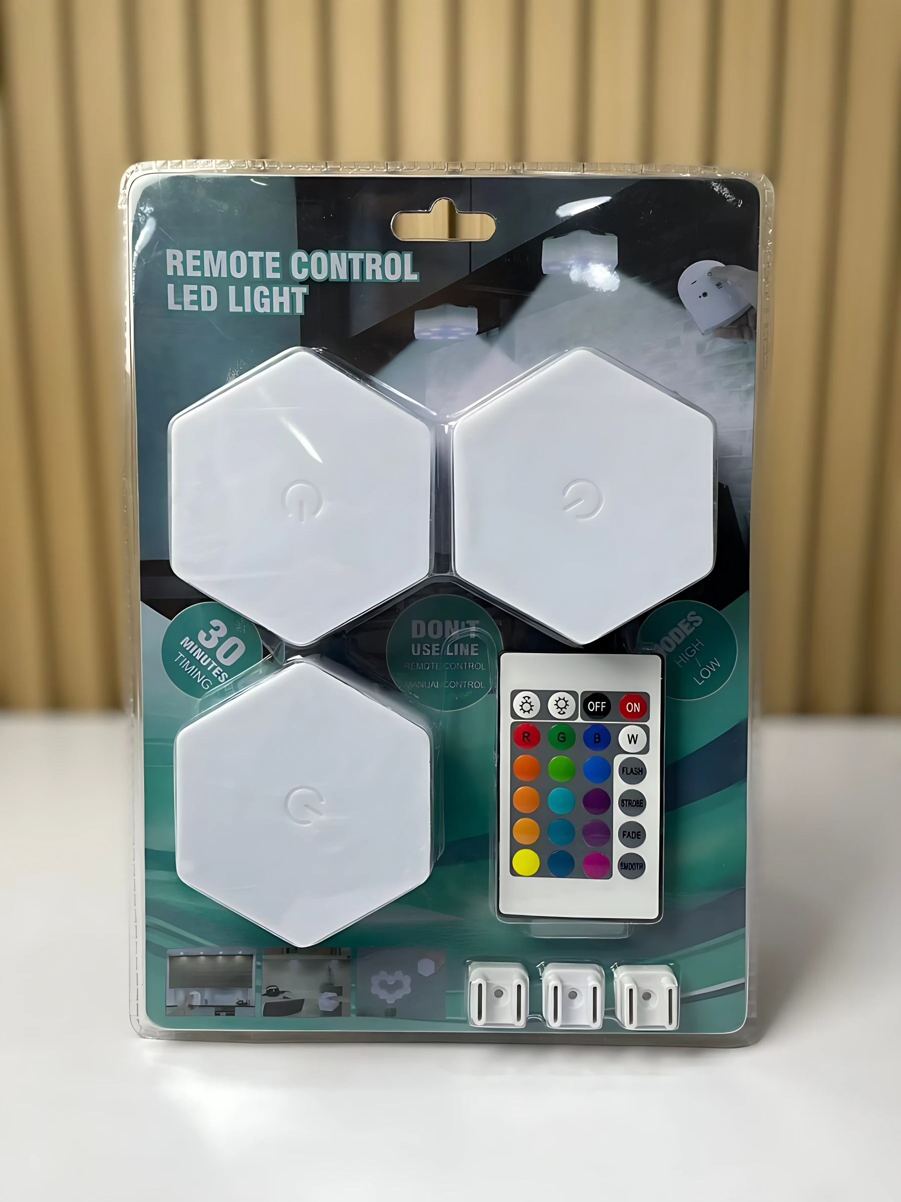 Pack de tres lámparas LED hexagonales blancas con control remoto de colores, presentadas en su empaque original.