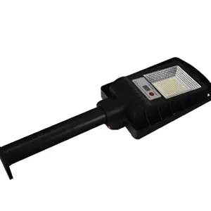 Lámpara solar exterior negra con panel LED frontal, sensor de movimiento y batería LiFePO4. Diseño compacto con brazo de montaje inclinado.