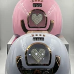 Lámpara LED para uñas en color rosa con diseño de corazón en la parte frontal, mostrando el panel de control digital y la base de la unidad.