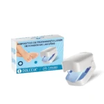 Dispositivo láser azul portátil para tratamiento de hongos en uñas, con caja que muestra de pies y manos, y dispositivo blanco con luz azul visible.