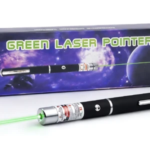 Láser pointer verde con carcasa negra y detalles plateados, emitiendo rayo láser visible. Incluye caja con diseño espacial y texto en inglés.
