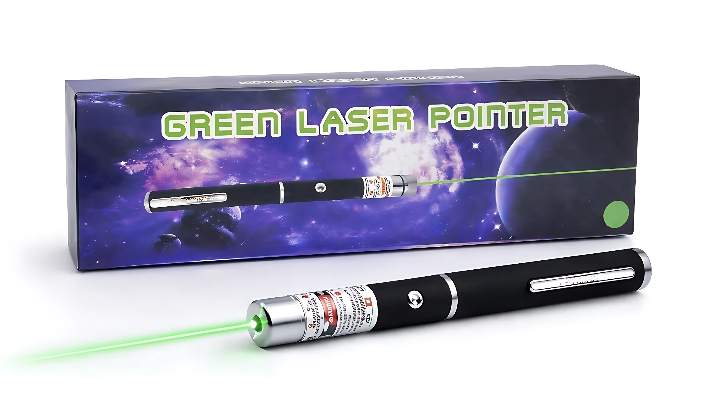 Láser pointer verde con carcasa negra y detalles plateados, emitiendo haz visible. Incluye caja con diseño espacial y texto en verde.