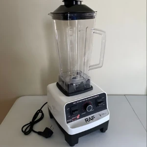 Licuadora Raf blanca con base negra, jarra transparente de 2.5L y tapa negra, sobre mesa blanca.