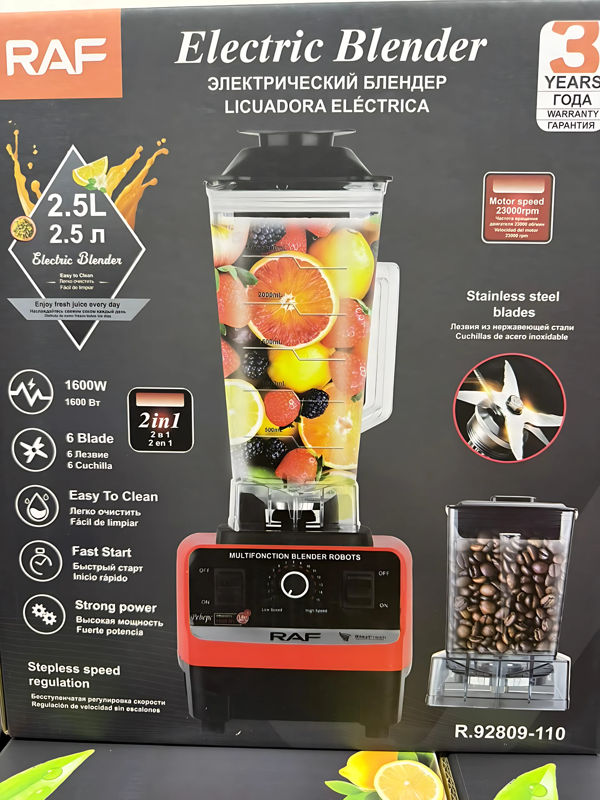 Licuadora eléctrica RAF de 2.5 litros con base roja y jarra transparente llena de frutas, incluye cuchillas de acero inoxidable y panel de control digital.