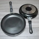 Set cocina Linea Eco Hogar con caldero fundido y sartenes antiadherentes - ahorra tiempo cocinando todos los platos en un solo lugar - Imagen 2