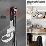 Llave universal multitool con mango negro y cabeza giratoria, mostrando uso en tuberías bajo fregadero y grifería.