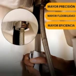 Vista de cerca de la llave universal Multitool™ instalada bajo fregadero, con manguera metálica y mano ajustando el mecanismo; incluye ampliación del conector de agua.