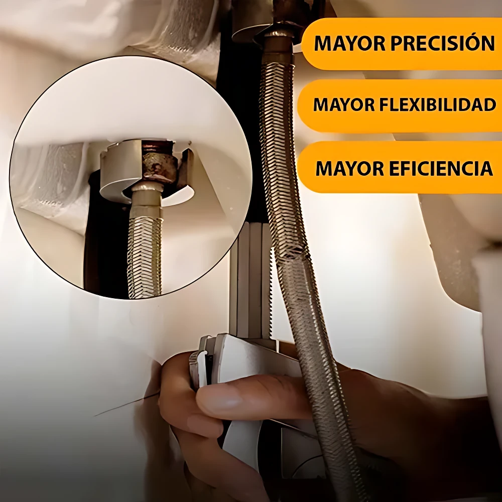 Vista de cerca de la llave universal Multitool™ instalada bajo fregadero, con manguera metálica y mano ajustando el mecanismo; incluye ampliación del conector de agua.