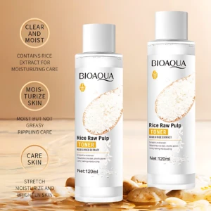 Dos botellas de tónico facial Bioaqua de 120 ml, con etiqueta blanca y diseño minimalista, mostrando extracto de arroz y texto en inglés; fondo claro con elementos decorativos de arroz y agua.