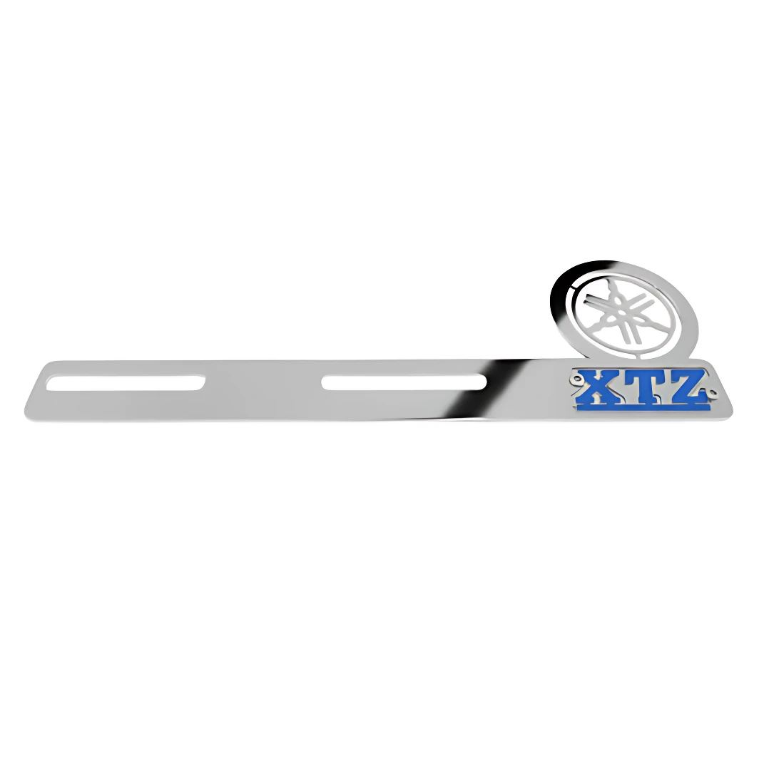 Porta placa resonador XTZ en acero inoxidable con logo azul y emblema circular, diseñado para proteger matrícula de calor y suciedad.