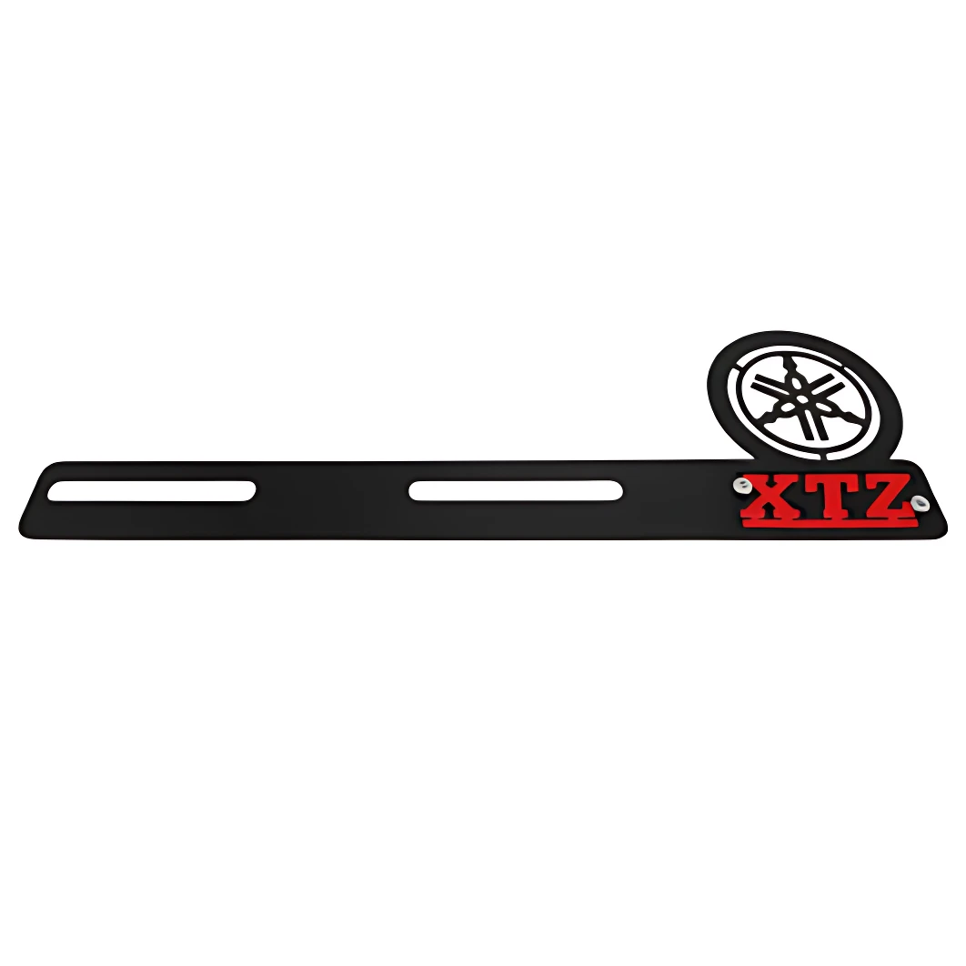 Porta placa de moto en color negro con diseño de rueda y logo XTZ en rojo, incluye dos ranuras para matrícula.