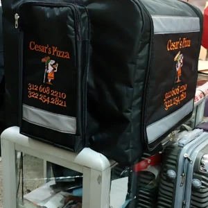 Dos maletas térmicas negras con logo de pizzería, estuche para transporte de pizzas, con asas y cierre frontal.