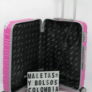 Maleta rígida rosa abierta mostrando interior negro con patrón repetitivo, ruedas giratorias y asa telescópica extendida.
