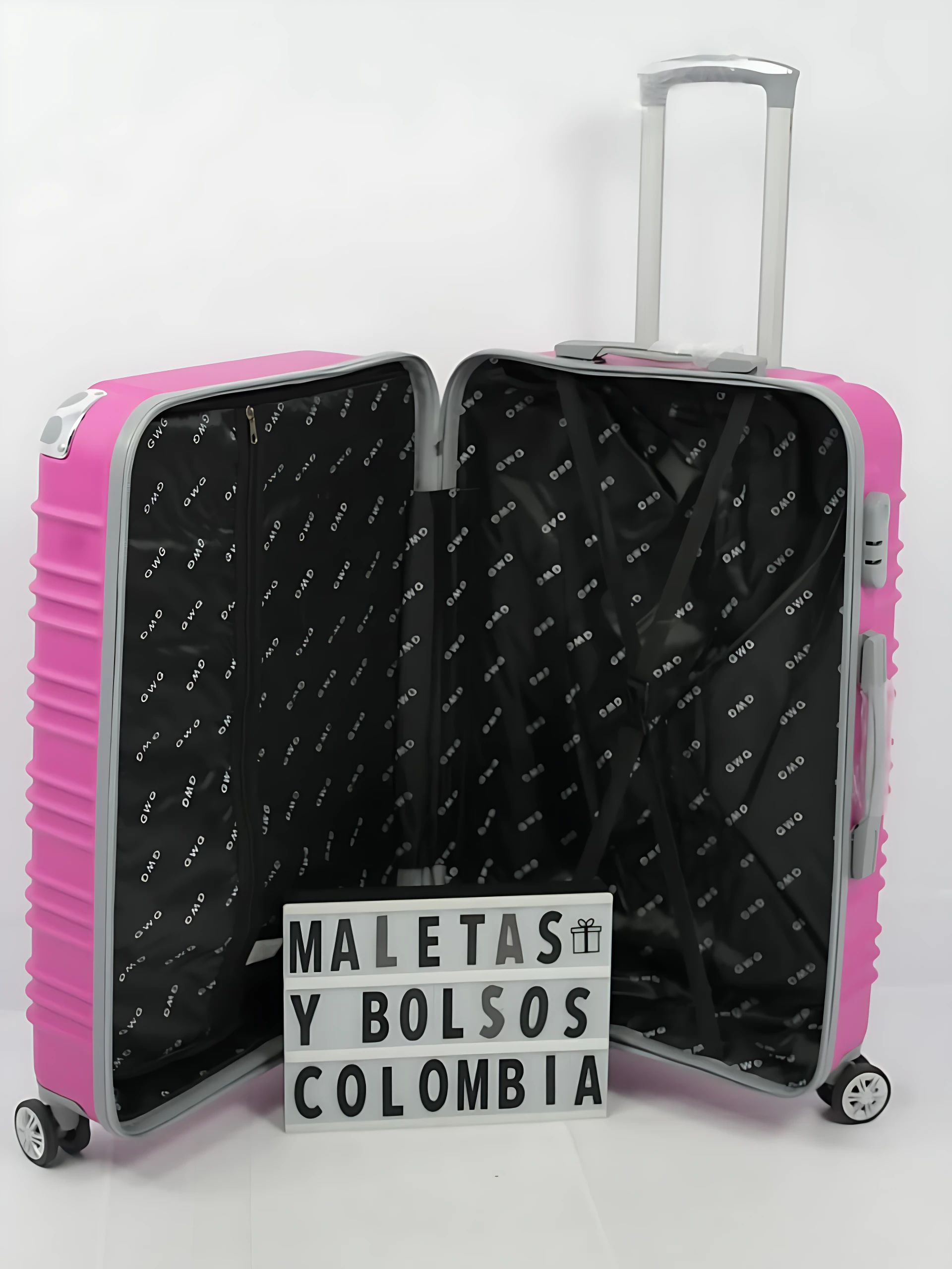Maleta rígida rosa abierta mostrando interior negro con patrón repetitivo, ruedas giratorias y asa telescópica extendida.