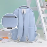 Mochila escolar Jiaheng en color azul claro, vista trasera con correas ajustables y bolsillo posterior para tablet. Incluye compartimento para portátil de 15.6 pulgadas.