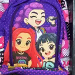 Mochila morada con estampado de personajes de Kpop, ideal para estudiantes o fans de la cultura pop.