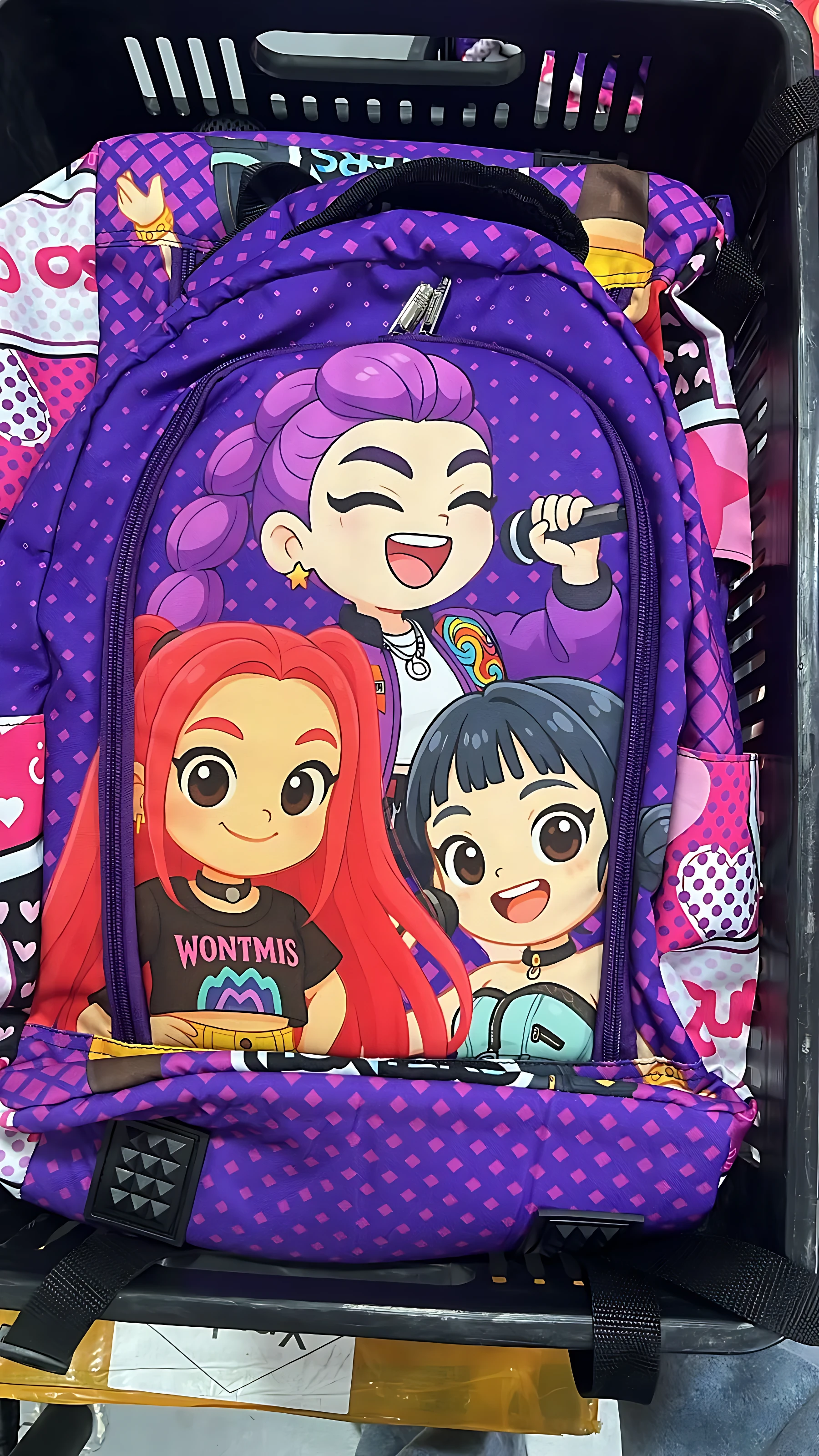Mochila morada con estampado de personajes de Kpop, ideal para estudiantes o fans de la cultura pop.