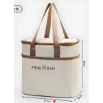 Lonchera térmica beige con asas de cuero sintético, medidas 24.5 x 16 x 23 cm, ideal para estudiantes y oficina.
