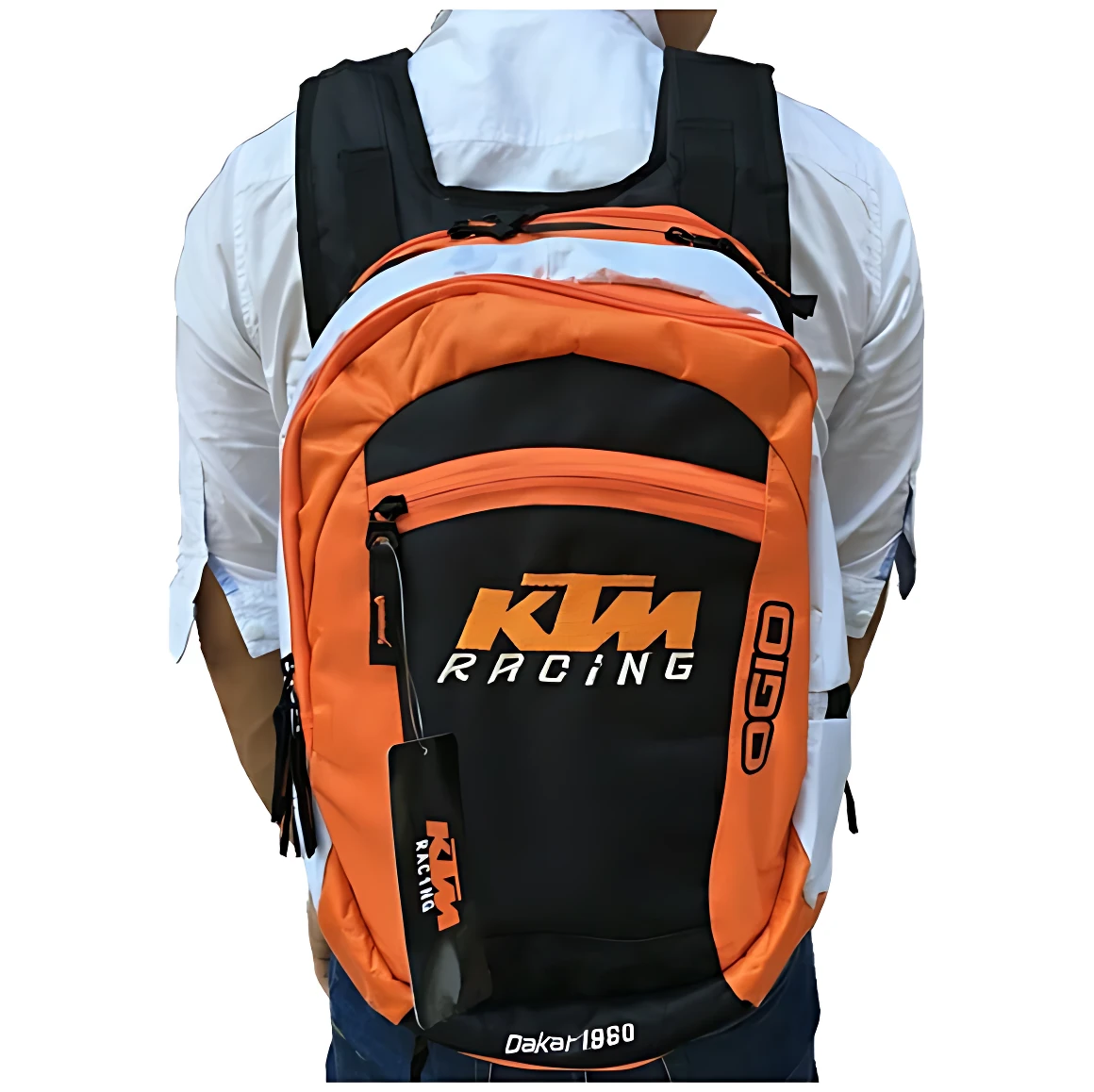 Mochila KTM Racing en naranja y negro, vista trasera con logo frontal y etiqueta colgante. Ideal para uso deportivo o urbano.