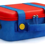 Maleta organizadora para Nintendo Switch en diseño Mario, con tapa roja y cuerpo azul, asas laterales y cierre frontal amarillo.