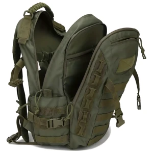 Mochila táctica verde oliva de 40 litros en nylon 600D, vista trasera con sistema MOLLE visible y correas ajustables.