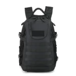 Mochila táctica negra con sistema MOLLE, diseño robusto y múltiples compartimentos para transporte de equipo.
