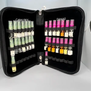 Maletín negro acolchado abierto, mostrando organizadores para muestras de perfumes. Lado izquierdo con frascos verdes etiquetados como Caballeros, lado derecho con frascos rosas y amarillos etiquetados como Damas.