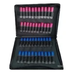 Maletín negro con 48 huecos acolchados para muestras de perfume. Contiene probadores con tapas rosas y azules, organizados en dos secciones.