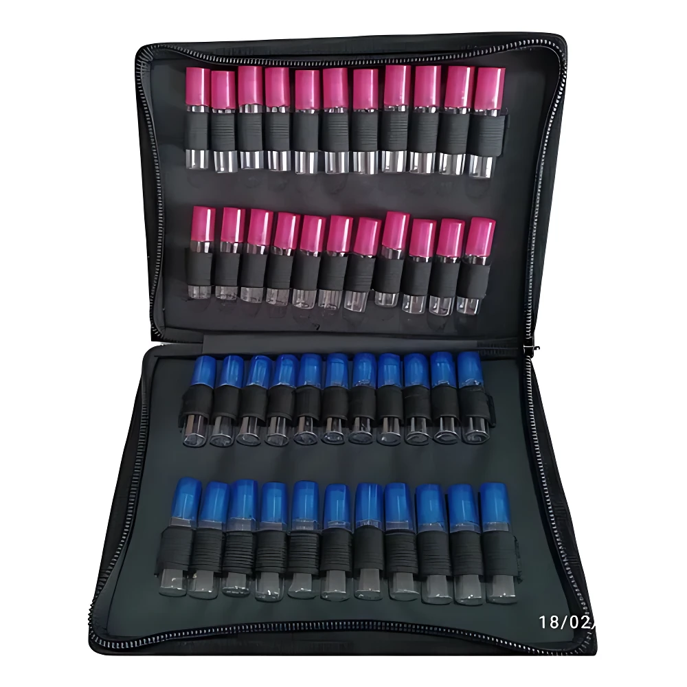 Maletín negro con 48 huecos acolchados para muestras de perfume. Contiene probadores con tapas rosas y azules, organizados en dos secciones.