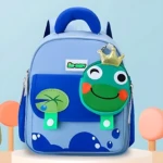 Mochila escolar infantil azul con diseño de rana sonriente y corona dorada, ideal para niños pequeños.