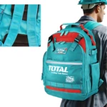 Mochila industrial azul turquesa con detalles rojos, usada por trabajador con casco. Muestra panel trasero acolchado y logotipos de marca. Ideal para transporte de herramientas pesadas.