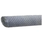 Malla metálica hexagonal galvanizada en rollo, vista lateral mostrando textura de malla y color gris plateado.