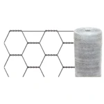 Malla metálica hexagonal galvanizada en rollo, vista lateral con detalle de la trama y textura del material.
